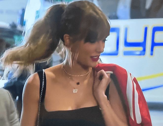  Taylor Swift, presente en el Allegiant Stadium (@MundoSwiftt)