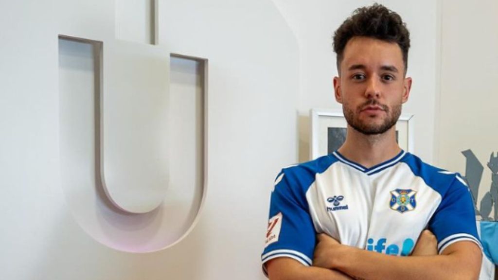  The Grefg posa con la camiseta del Tenerife