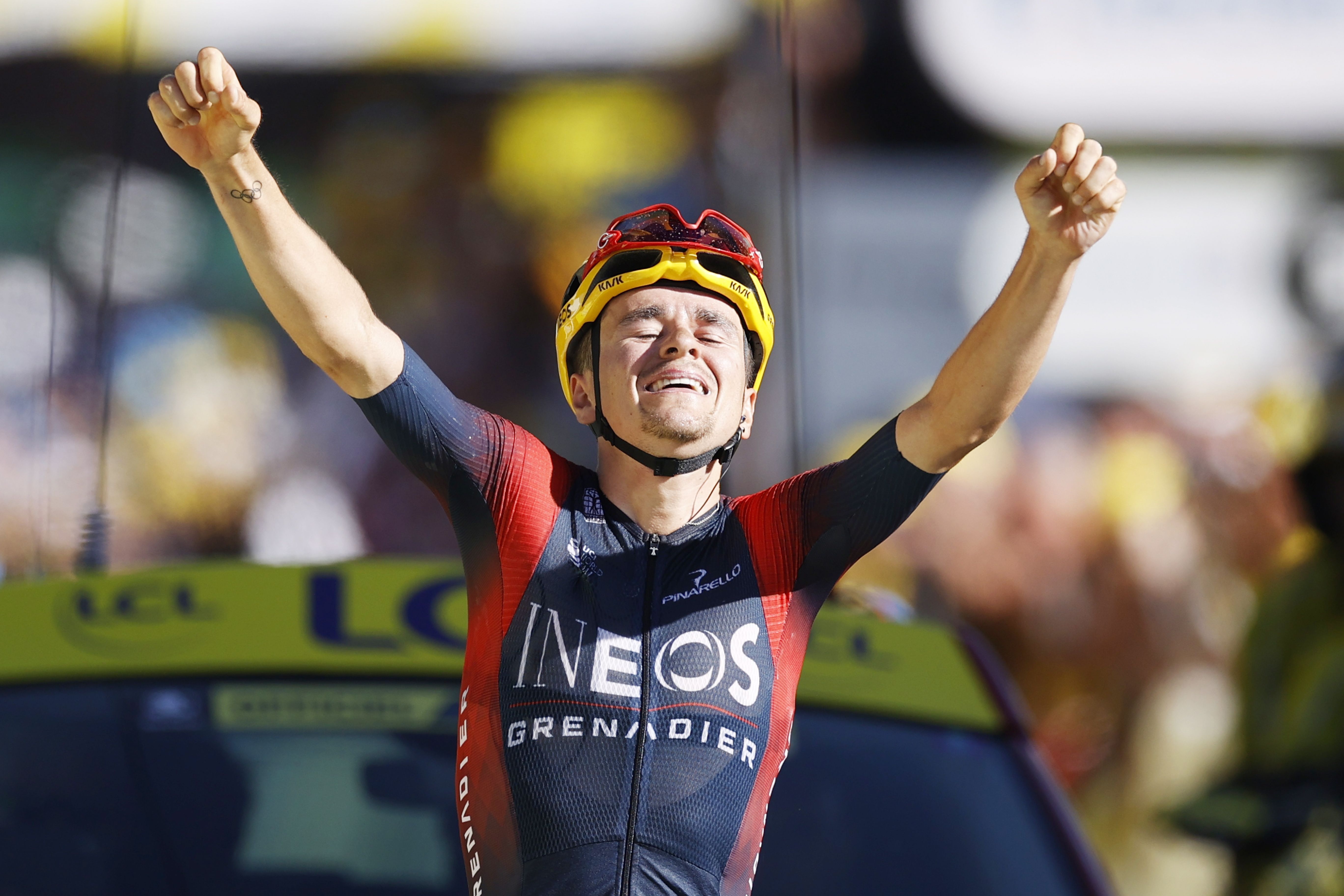 Thomas Pidcock celebra su triunfo en el Alpe d'Huez.