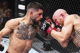 Topuria golpeando a su rival de la UFC