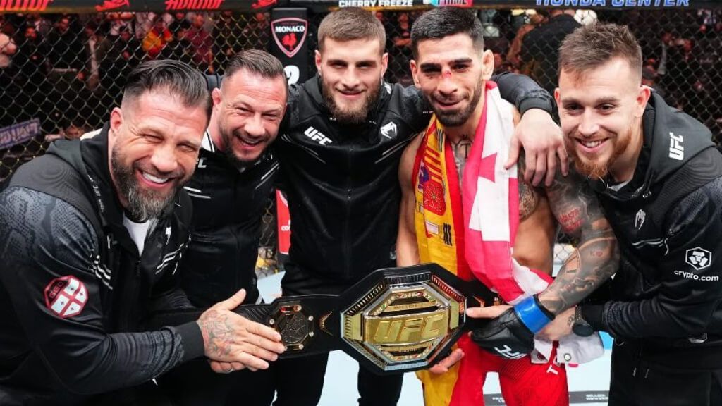  Ilia Topuria y su equipo con el cinturón de campeón (@ufc)