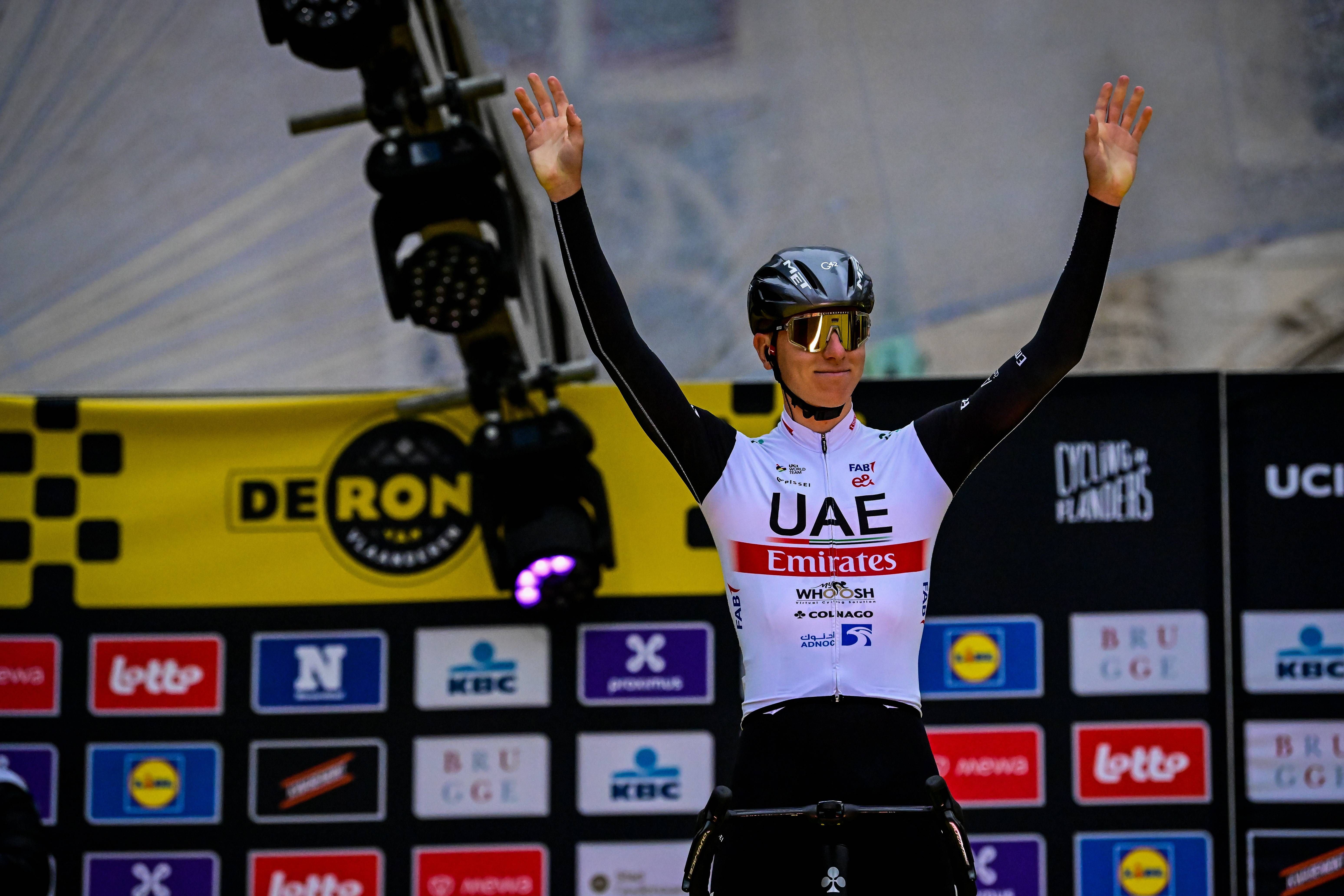  Tadej Pogacar celebra en el Tour de Flandes 2023.