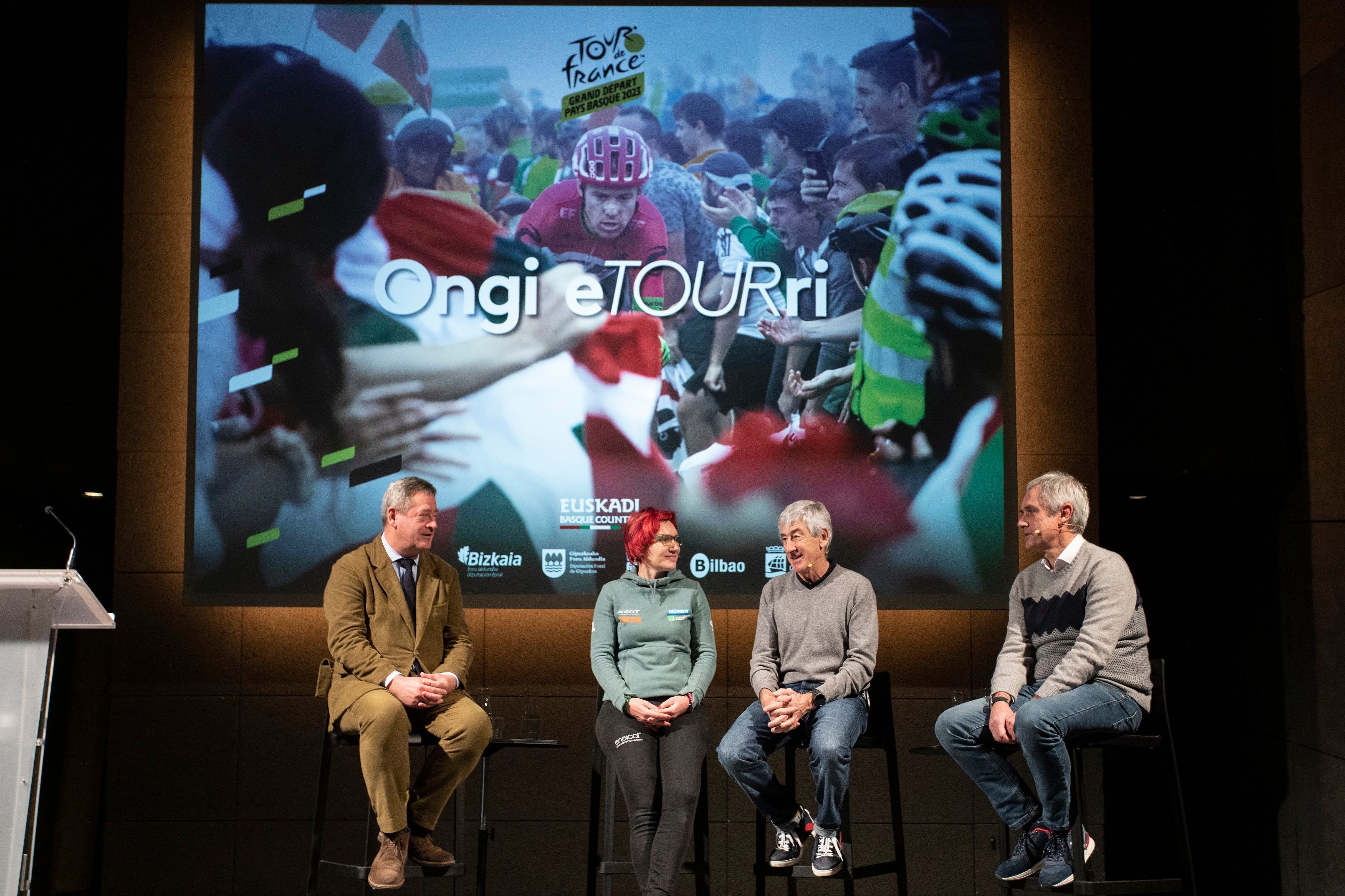Eneritz Aranberri, Marino Lejarreta y Roberto Laiseka esperan el Tour en Bilbao en este año 2023.