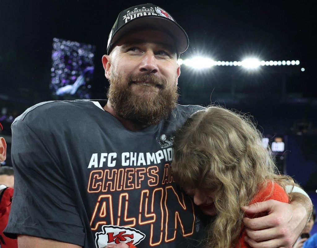  Taylor Swift presenció varios partidos de Travis Kelce, jugador de los Chiefs. (@edits_magicos)