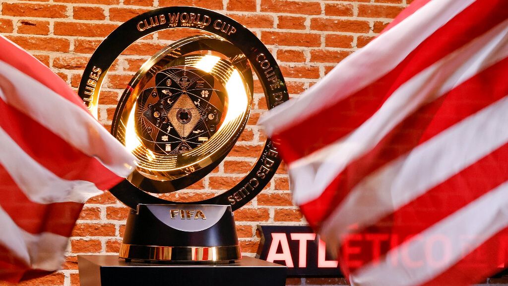  El trofeo del Mundial de Clubes en el feudo rojiblanco ('X' @atleti)