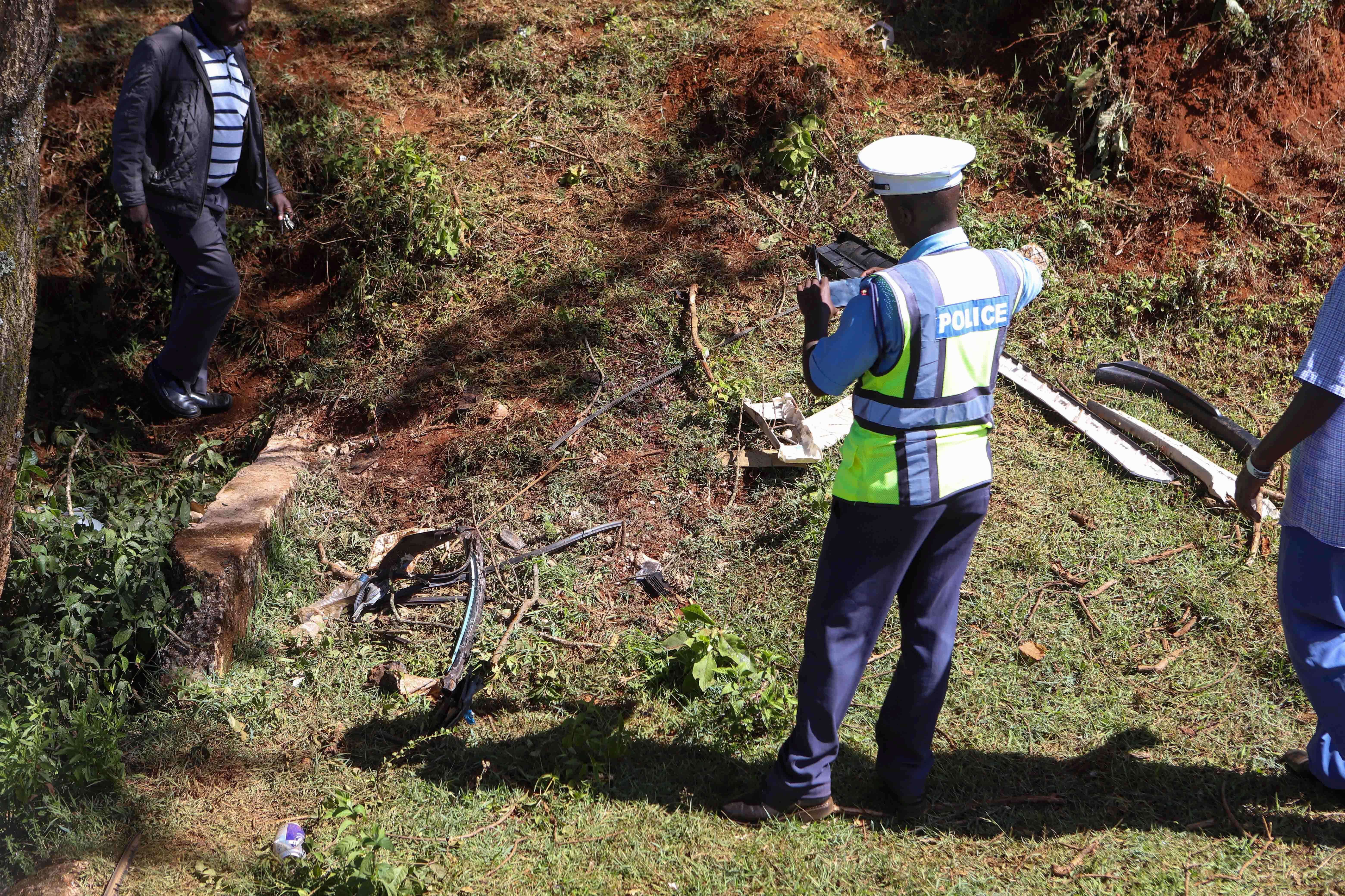 Un policía revisa la escena del accidente de Kiptum..
