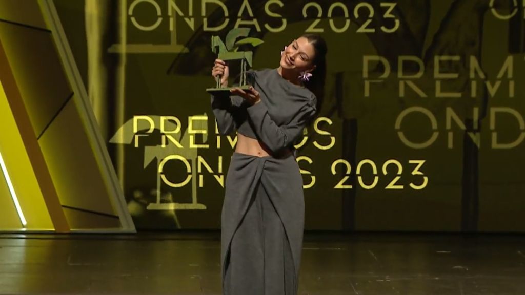  Úrsula Corberó posando con su Ondas (@La_SER)