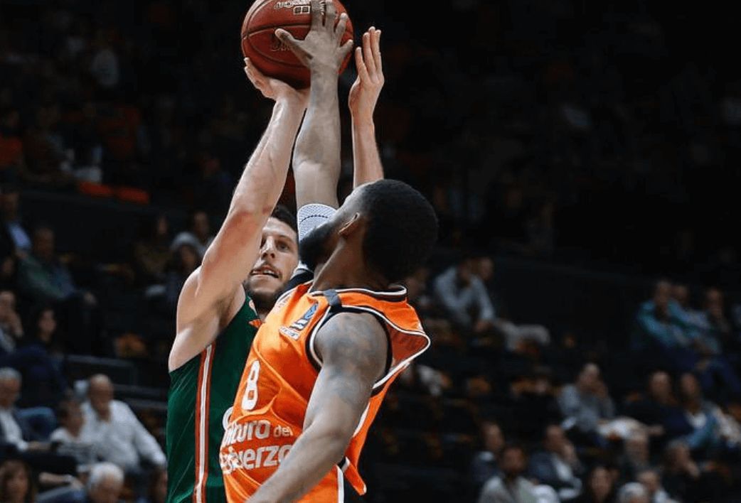  Valencia Basket gana entre tanta tristeza por la DANA
