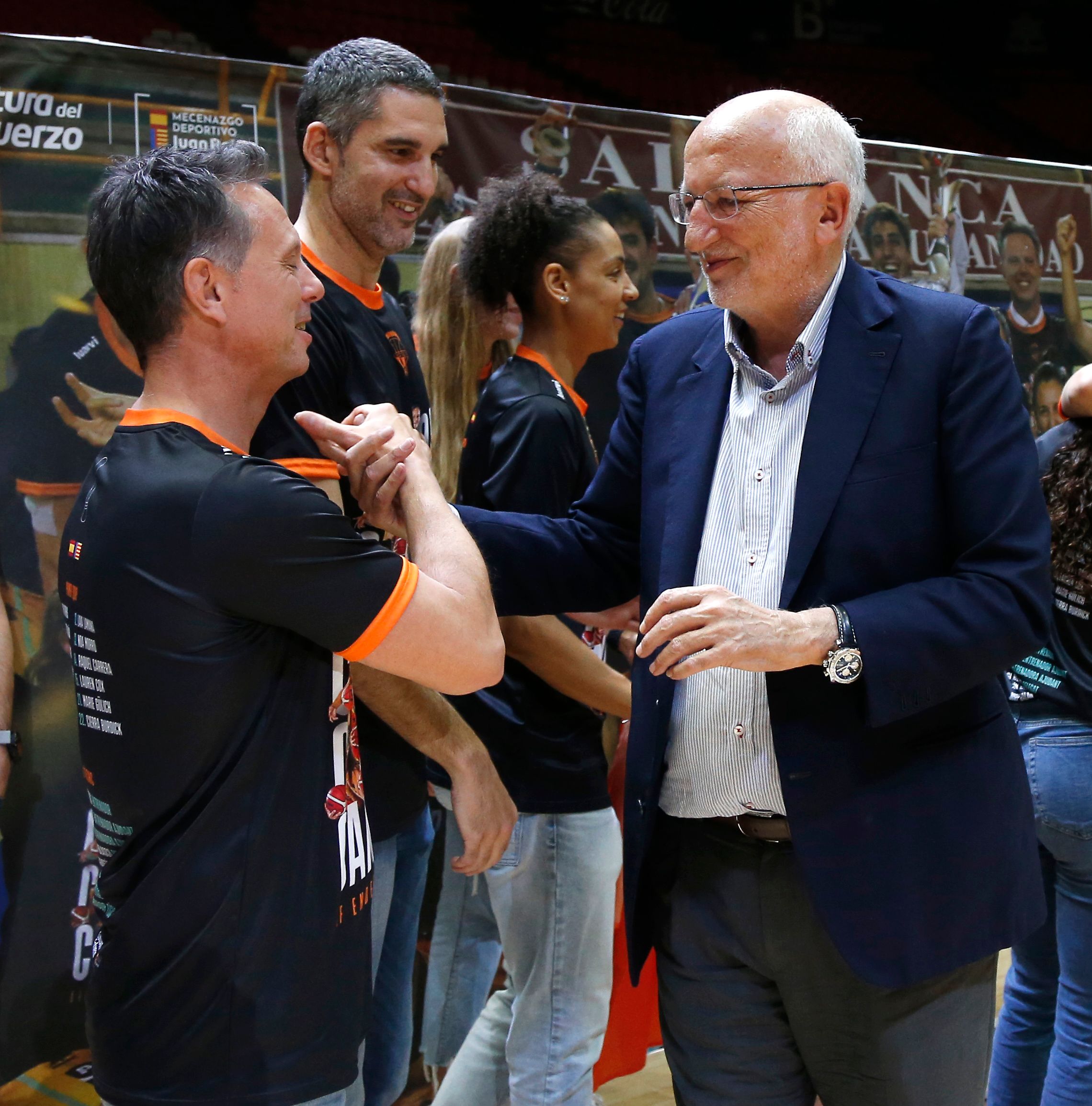 Valencia se vuelca con las campeonas del Valencia Basket