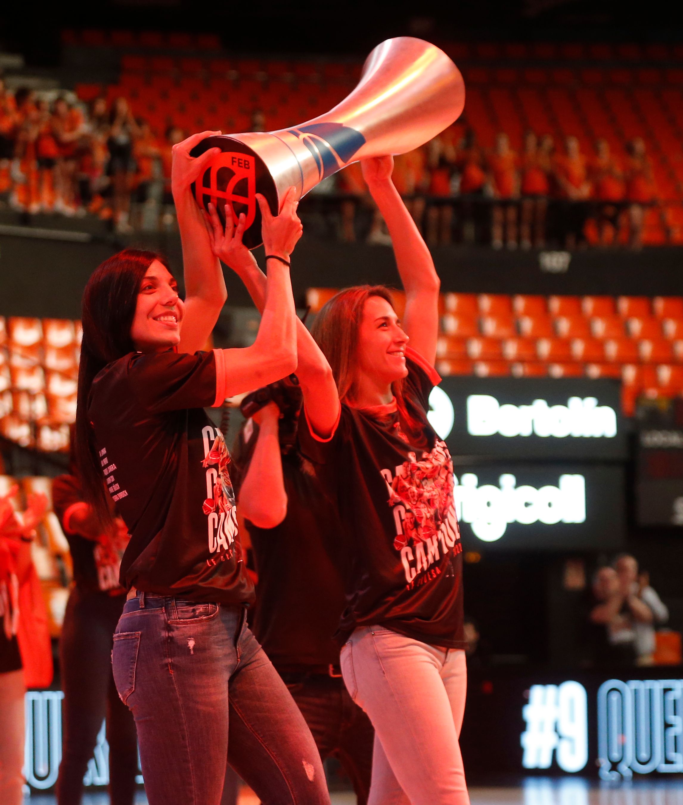 Valencia se vuelca con las campeonas del Valencia Basket