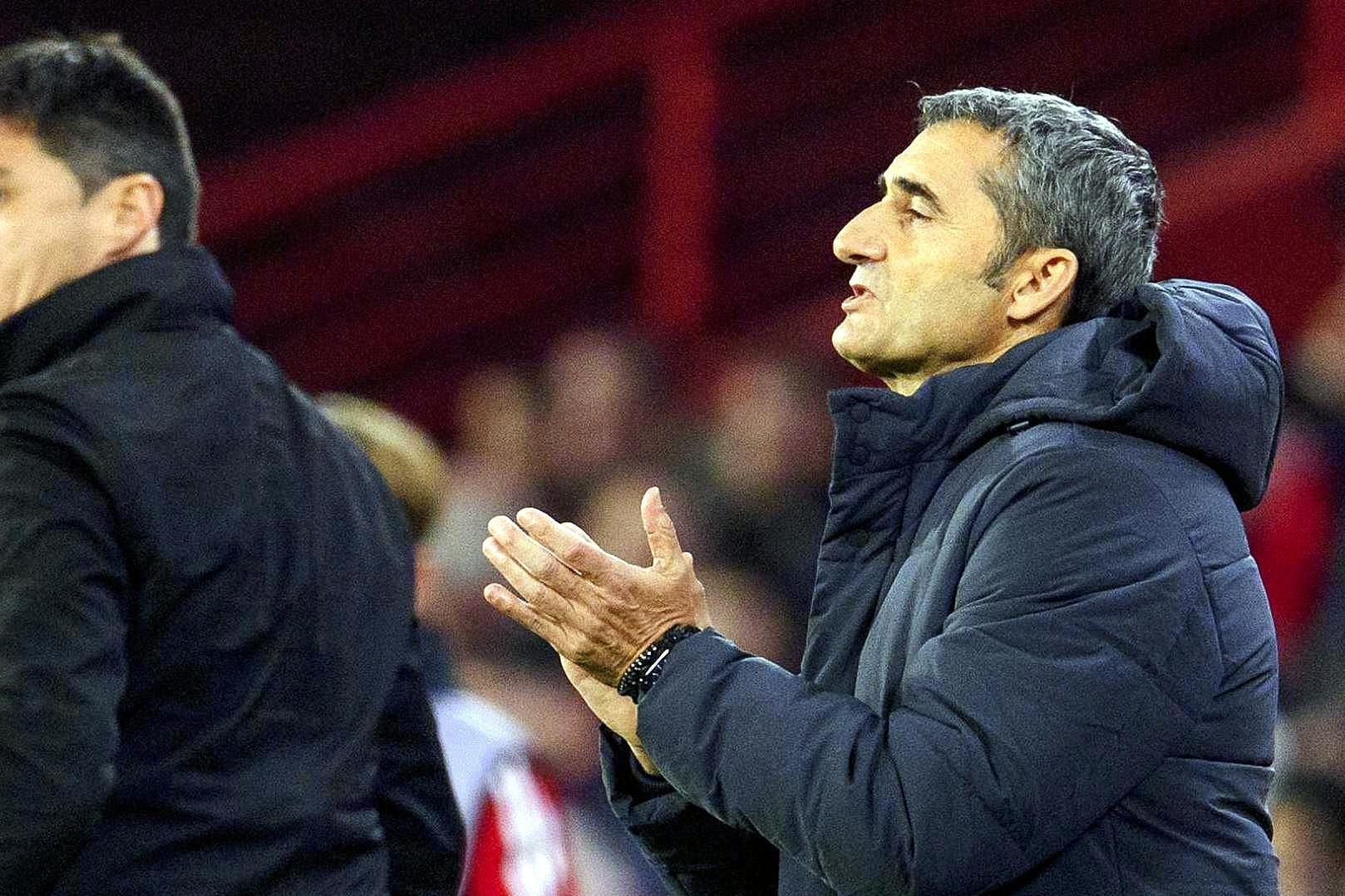 Ernesto Valverde aplaude una acción ante el Granada en Los Cármenes.