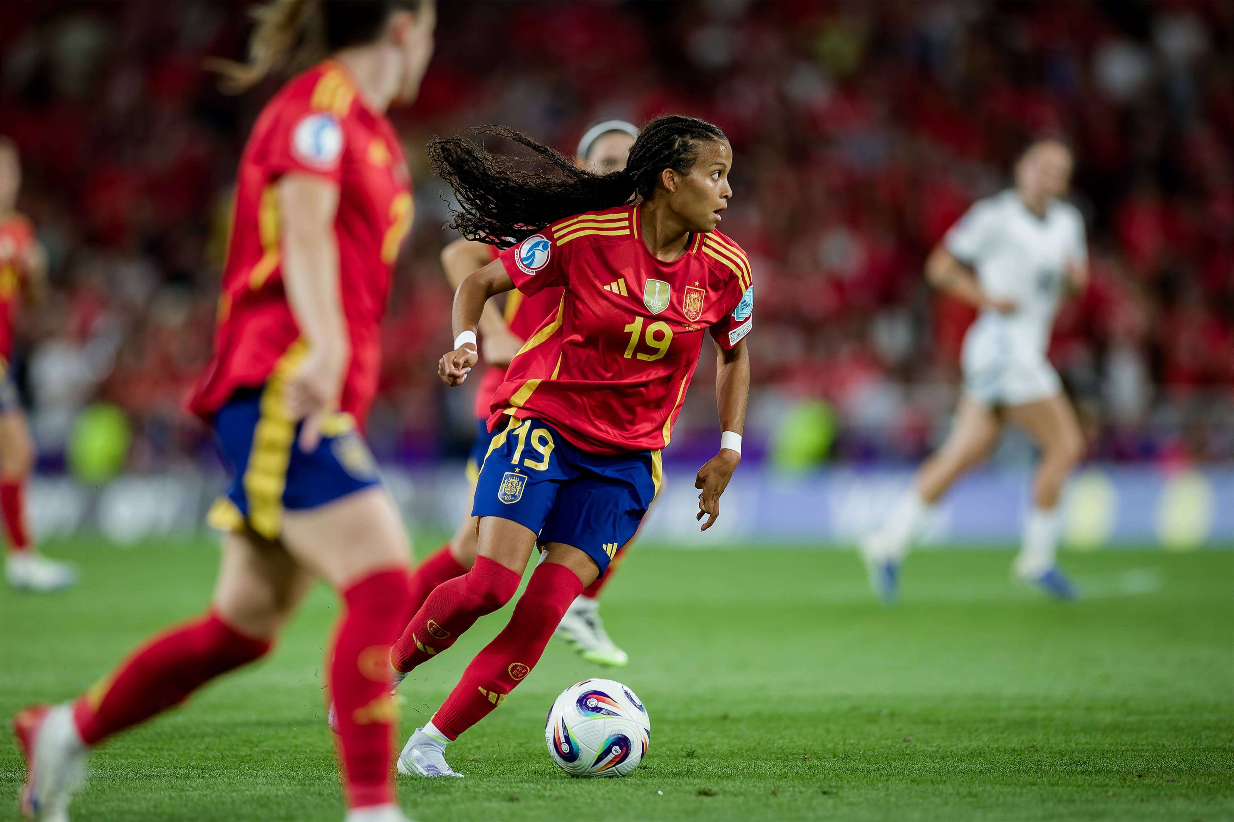 Vicky López controla la pelota durante el España-Suiza.