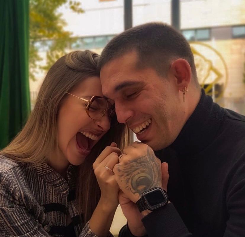 Víctor Elías y Ana Guerra en su anuncio de compromiso (@lalias3)