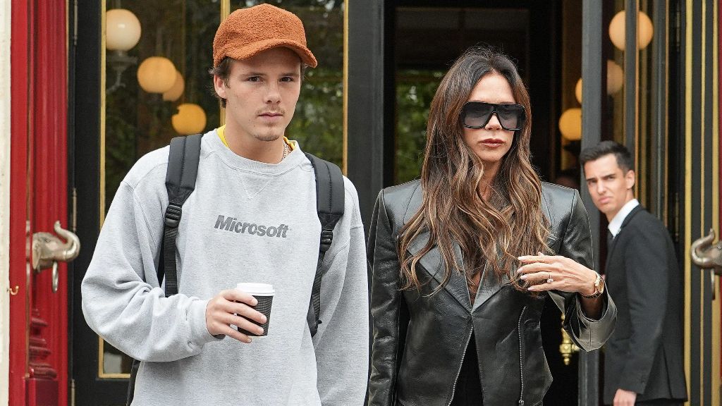 Victoria Beckham junto a su hijo Cruz (Cordon Press)
