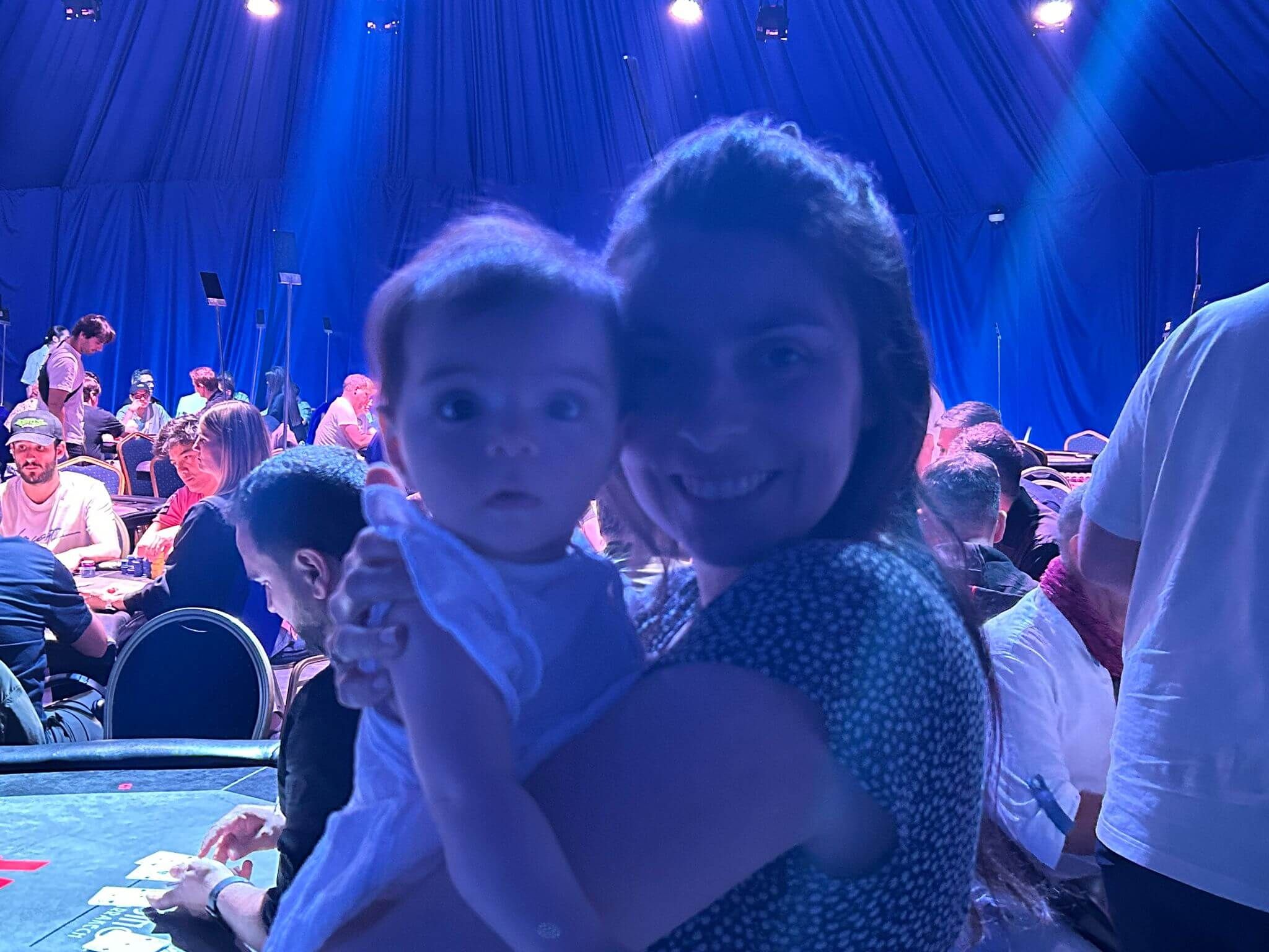 Victoria Calamusa en brazos de Delphine