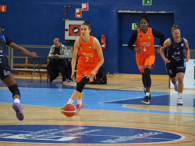 Victoria del Valencia Basket ante Euskotren
