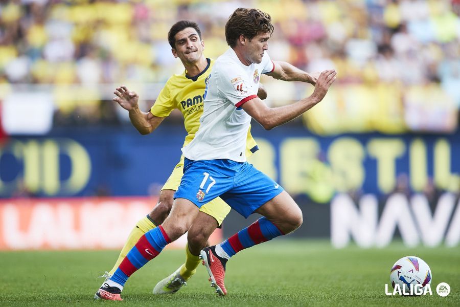 Gerard Moreno y Marcos Alonso, en el Villarreal-Barcelona (Foto: LALIGA).
