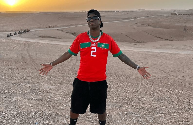 Vinicius Jr con la '2' de Marruecos en el Desierto de Agafay.