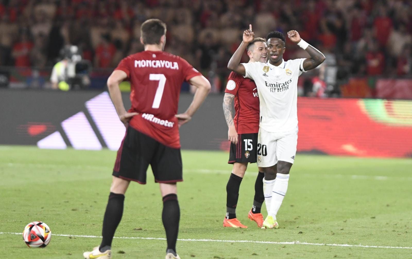  Vinicius Jr. tiene sus más y sus menos con Rubén Peña en el Real Madrid-Osasuna de Copa del Rey.