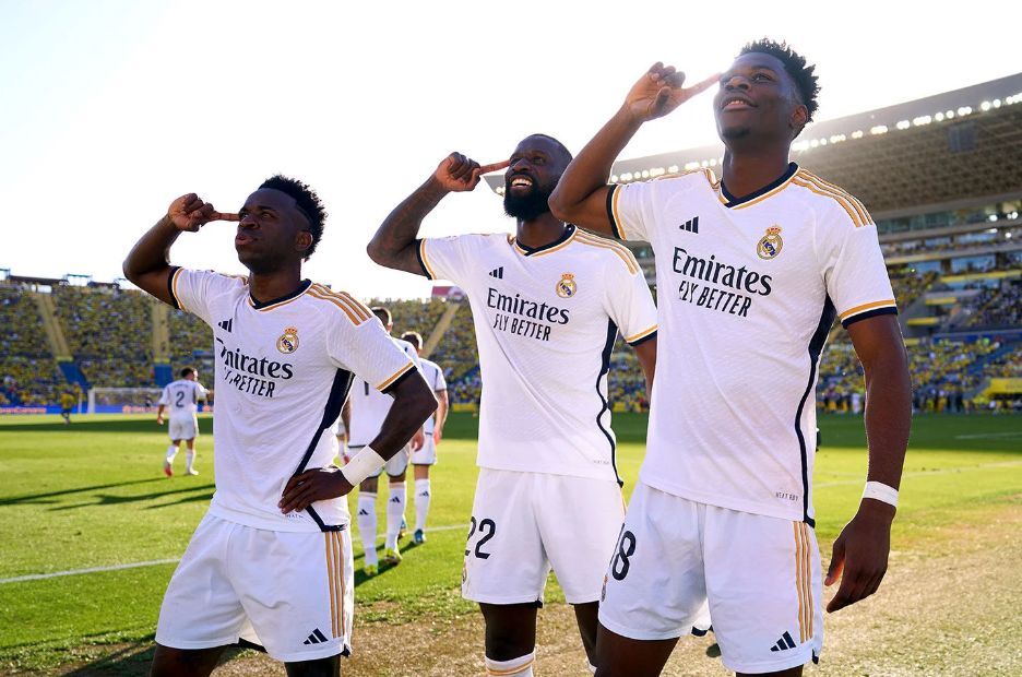  Vinicius, Rüdiger y Tchouaméni celebrando el gol del francés en Las Palmas-Real Madrid (Foto: RM