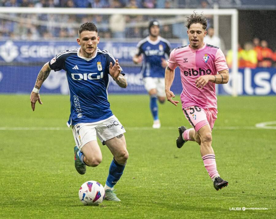 Viti, durante el Real Oviedo - Éibar.