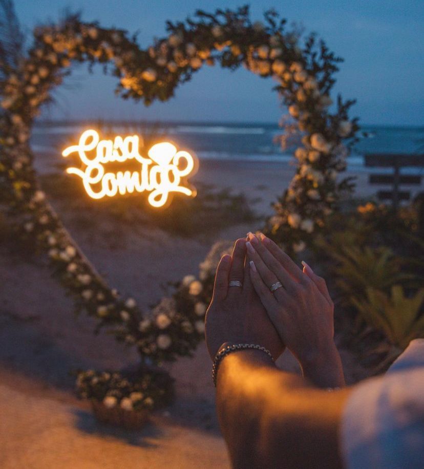 Vitor Roque pasa por el altar en una playa de Brasil (@vitor_roque9)