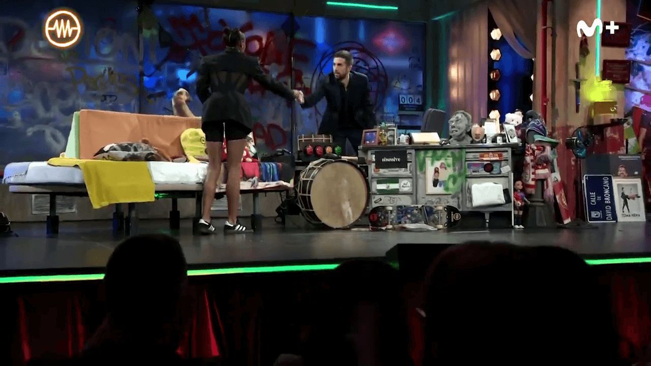  David Broncano felicita a  Ana Peleteiro (Captura de @LaResistencia)