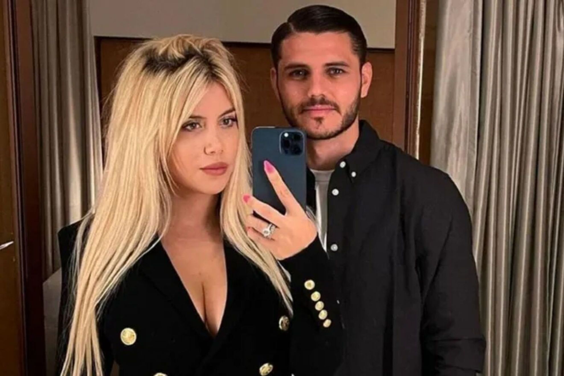 Wanda Nara y Mauro Icardi posan para redes sociales.