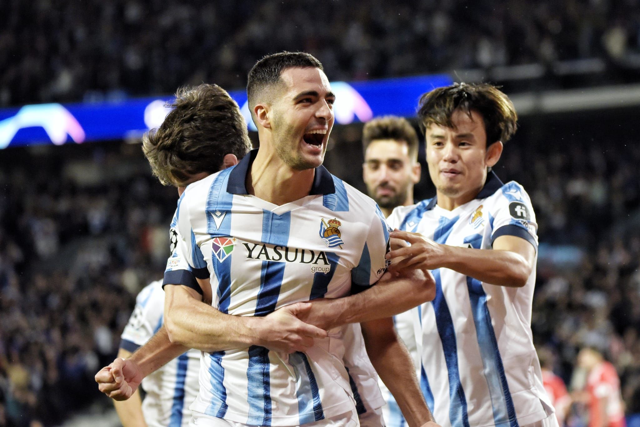  Mikel Merino celebra con sus compañeros su gol al Benfica.