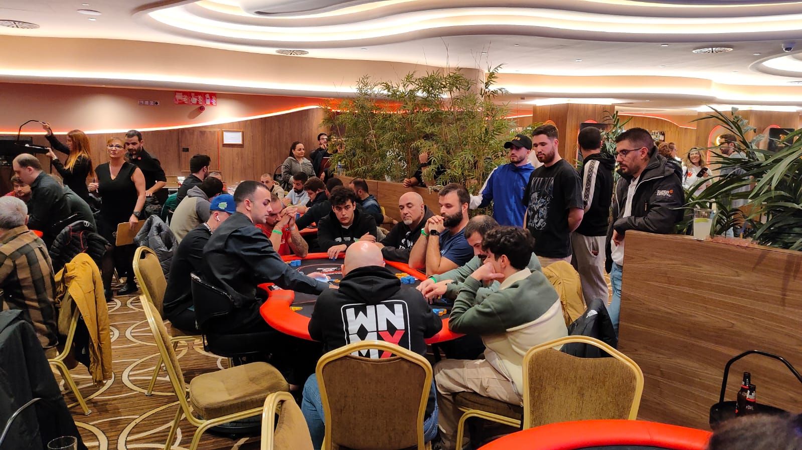 Jugadores eliminados siguen las evoluciones de los 45 participantes restantes.