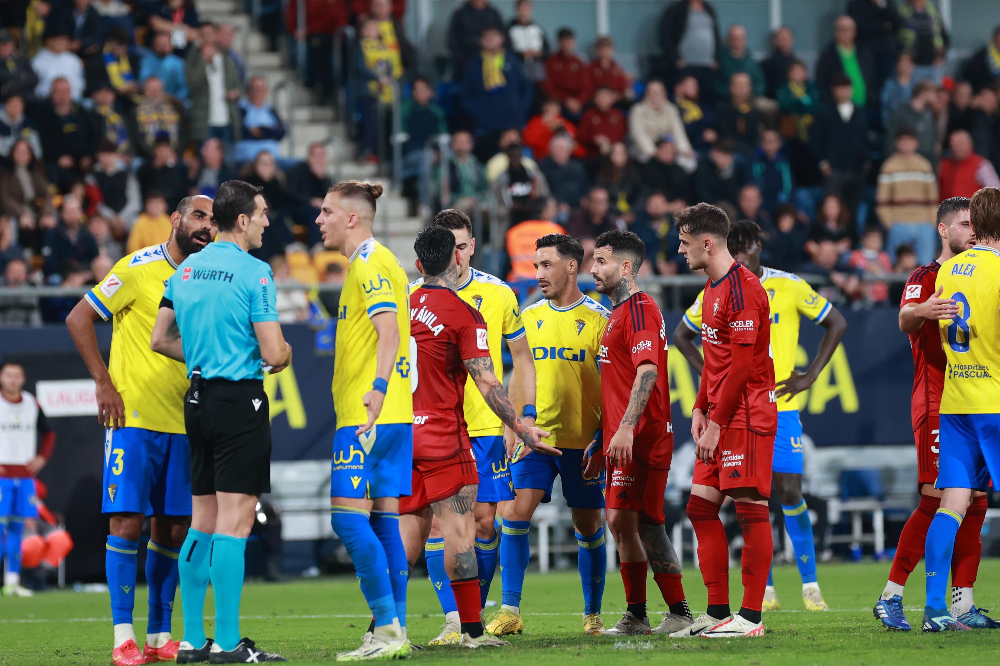  Juan Martínez Munuera habla con Alejo y Fali.