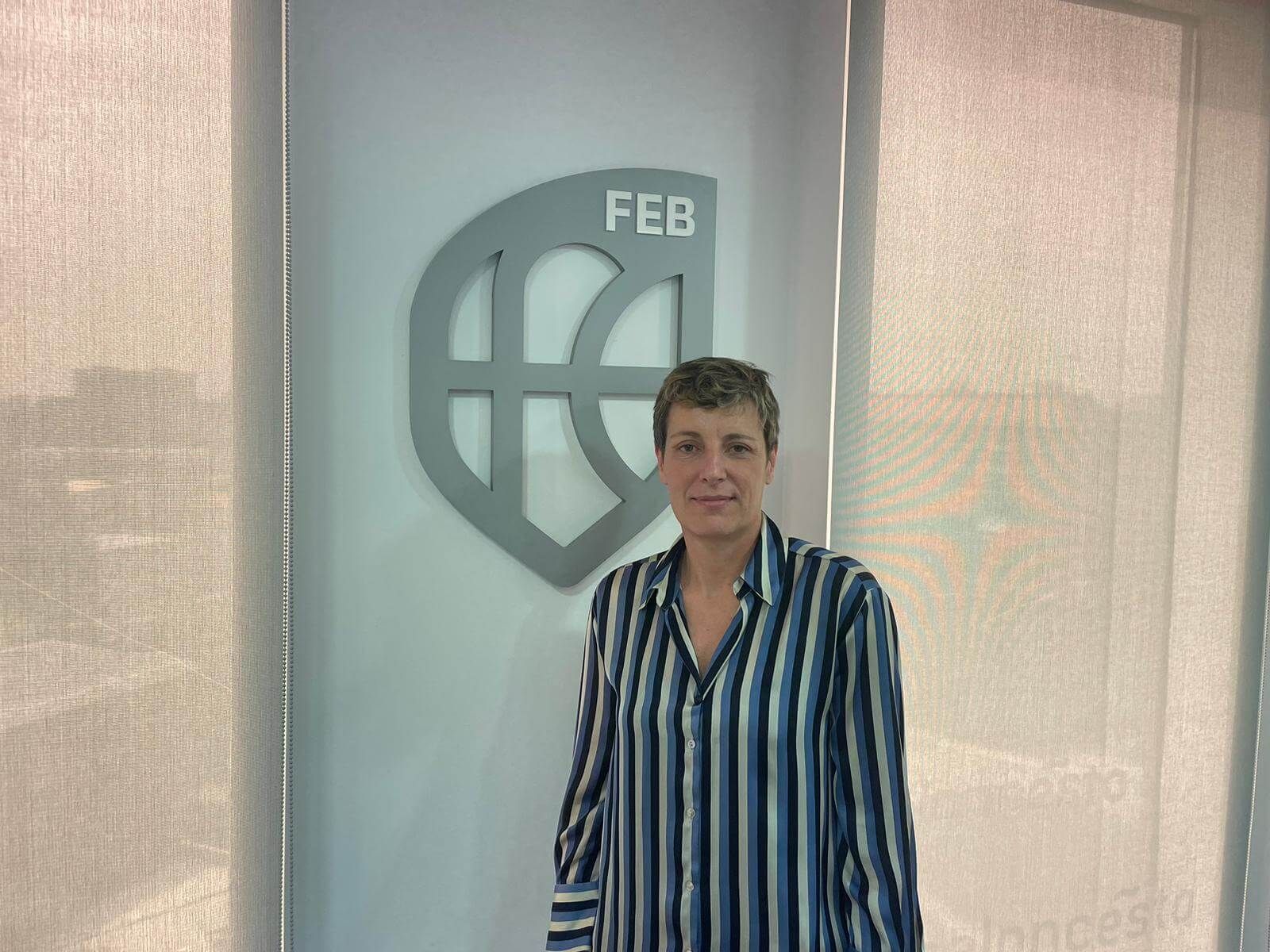 Elisa Aguilar posa con el logo de la FEB
