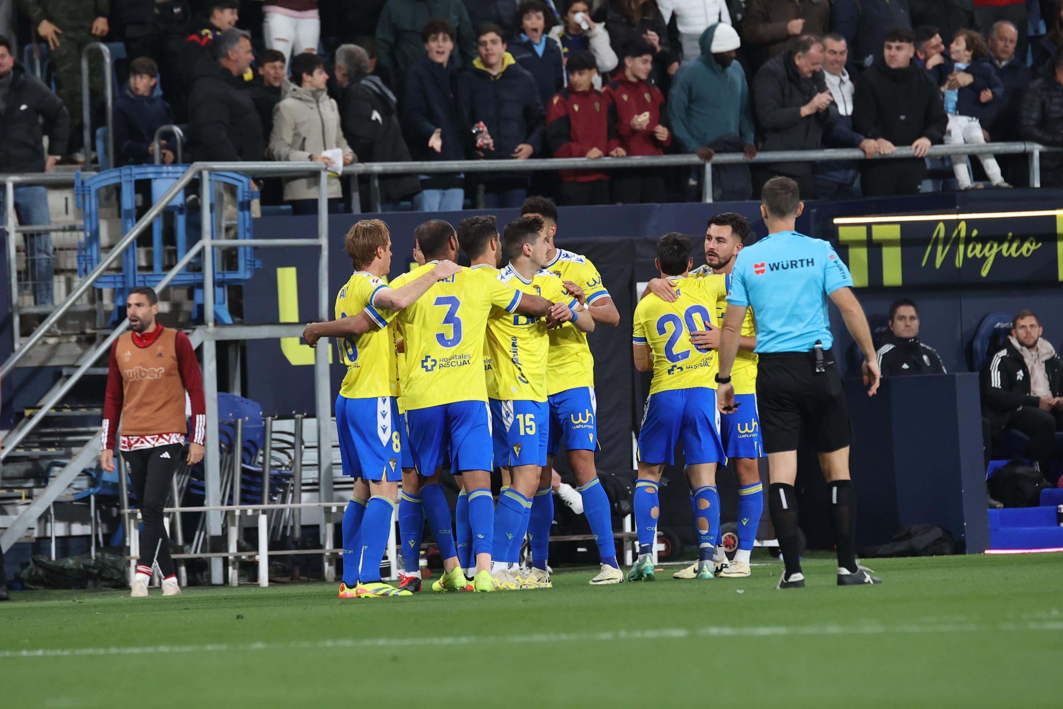  Los jugadores del Cádiz celebran el gol de Robert Navarro.