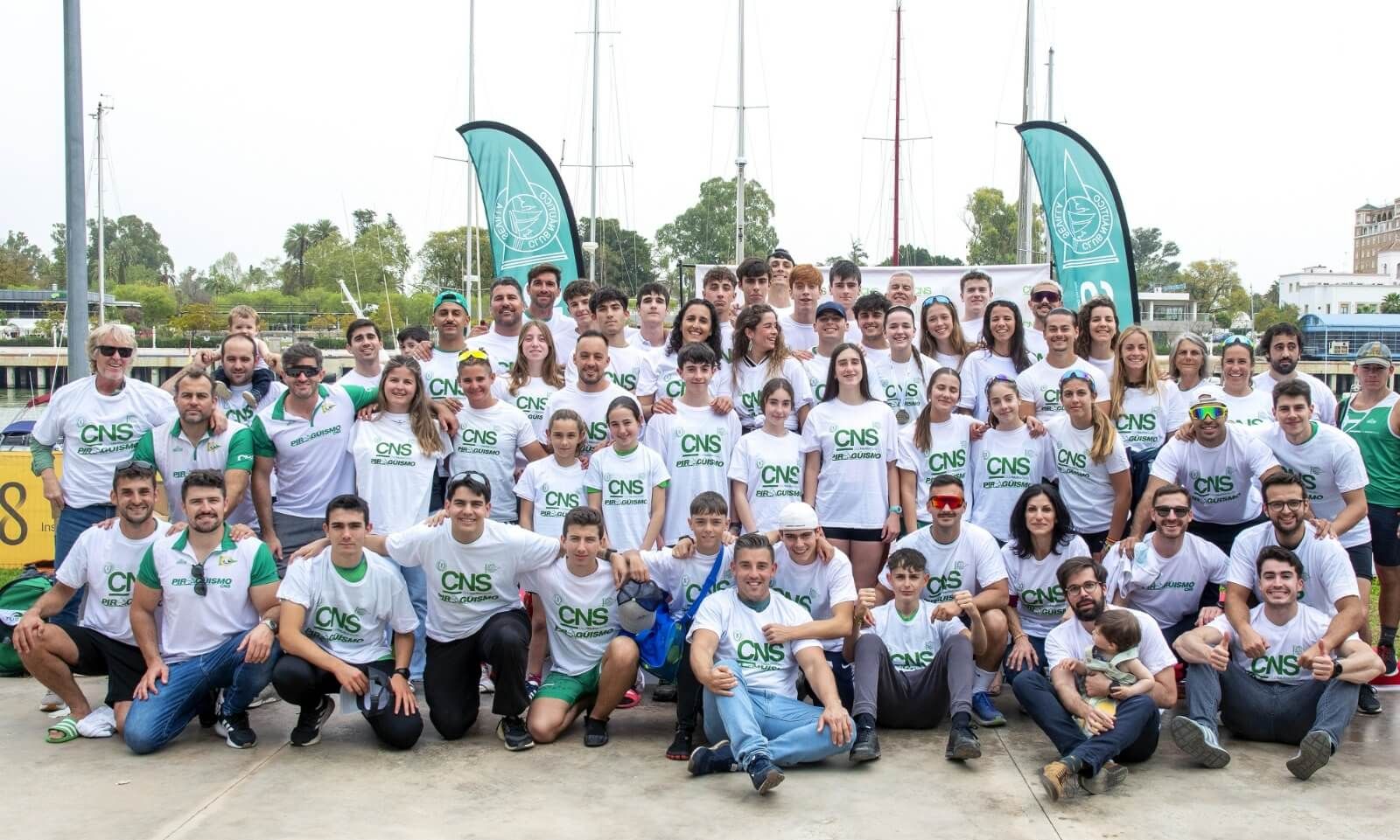  Los deportistas del Club Náutico Sevilla celebran el campeonato andaluz.