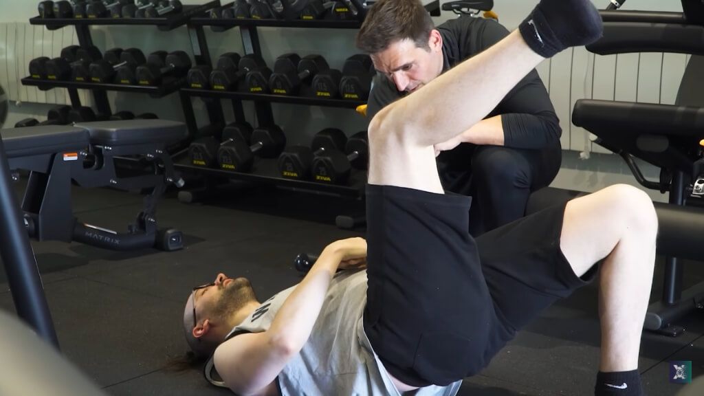 El Xokas con su entrenador personal ejercitando el tren inferior (@elxokas)