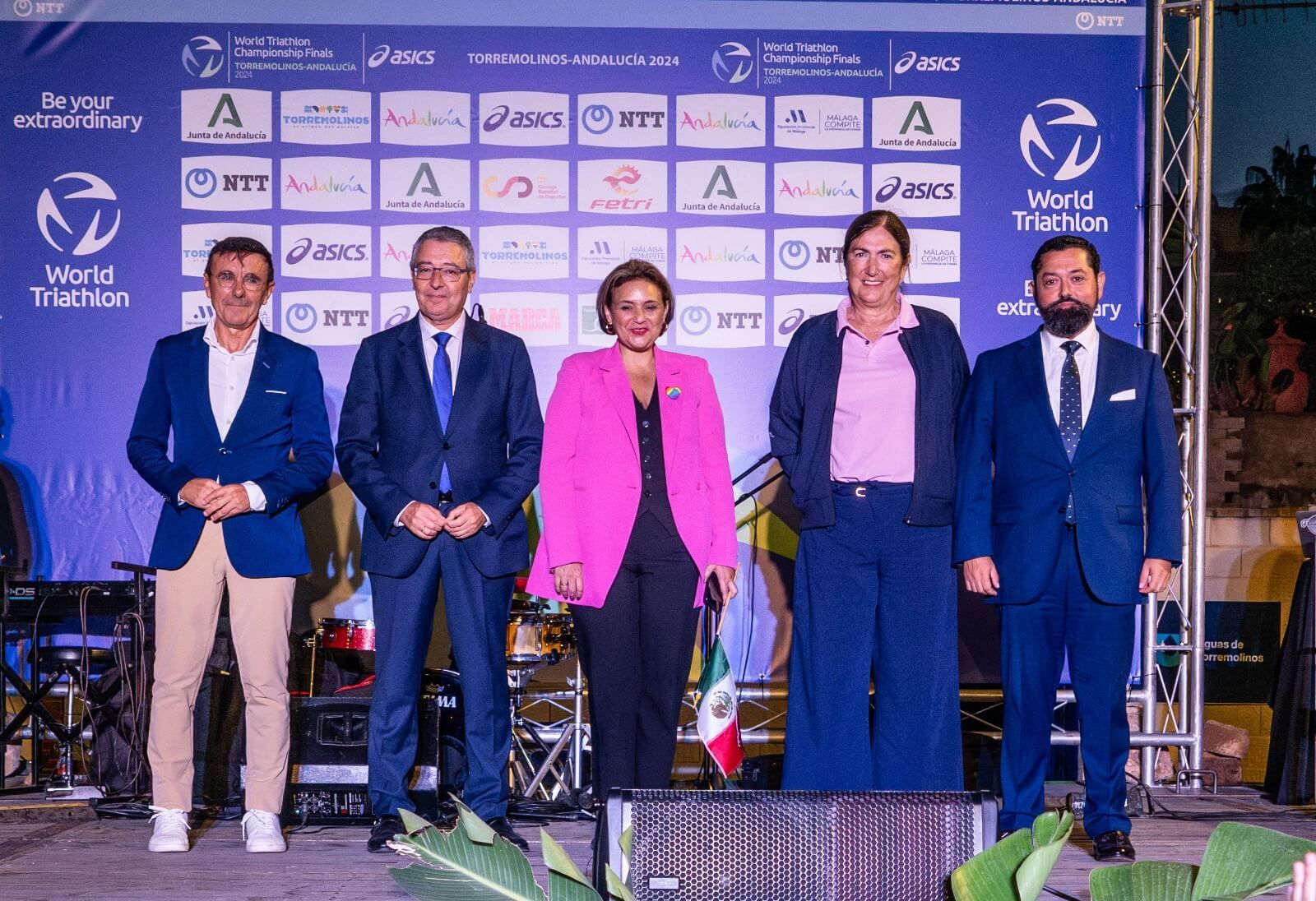  Las autoridades posan en la ceremonia de inauguración.