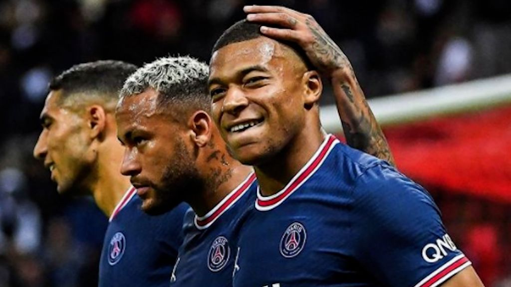  Kylian Mbappé y Neymar, durante un partido con el PSG.