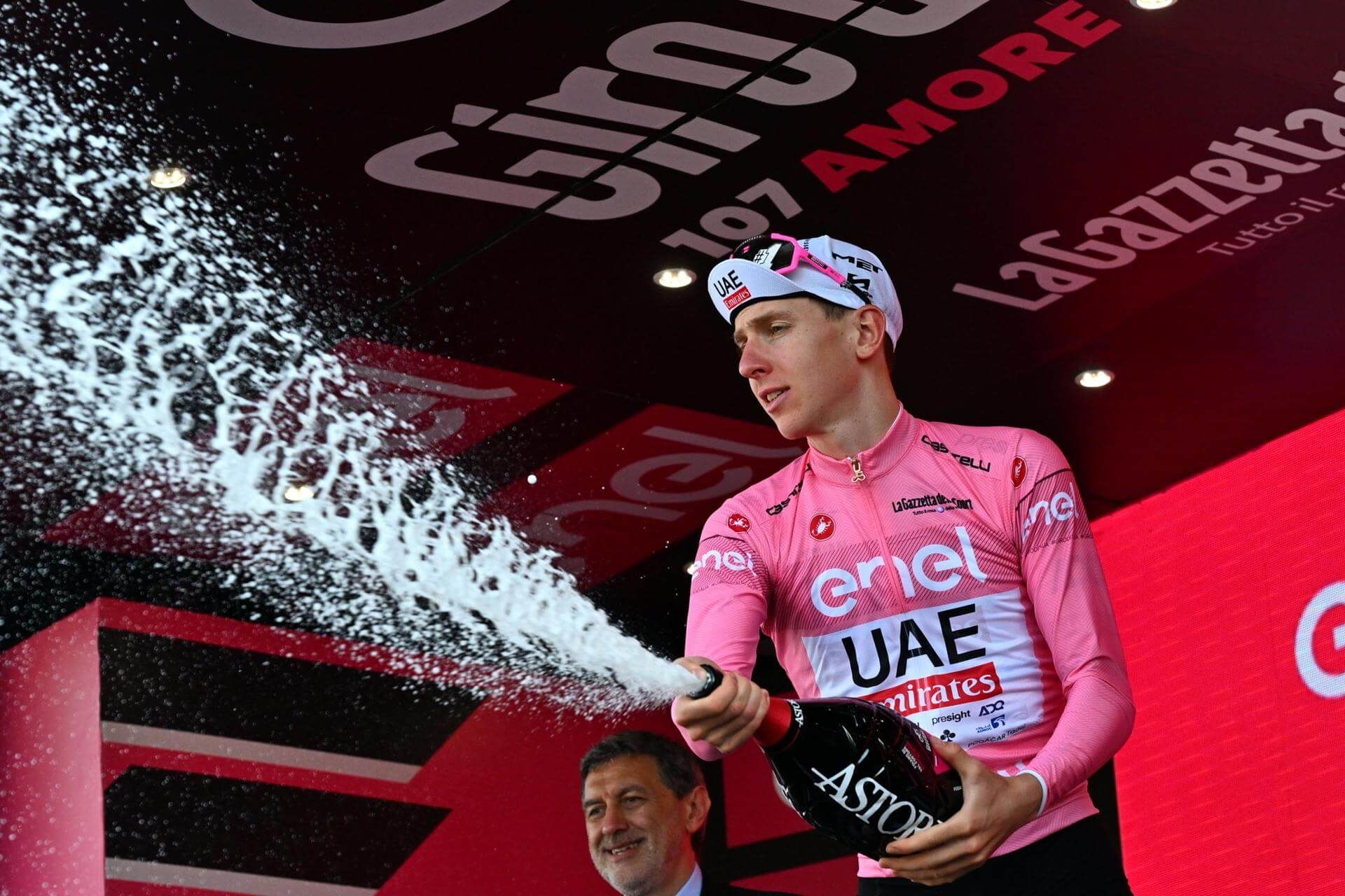 Tadej Pogacar celebrando el podio en la undécima etapa del Giro de Italia.