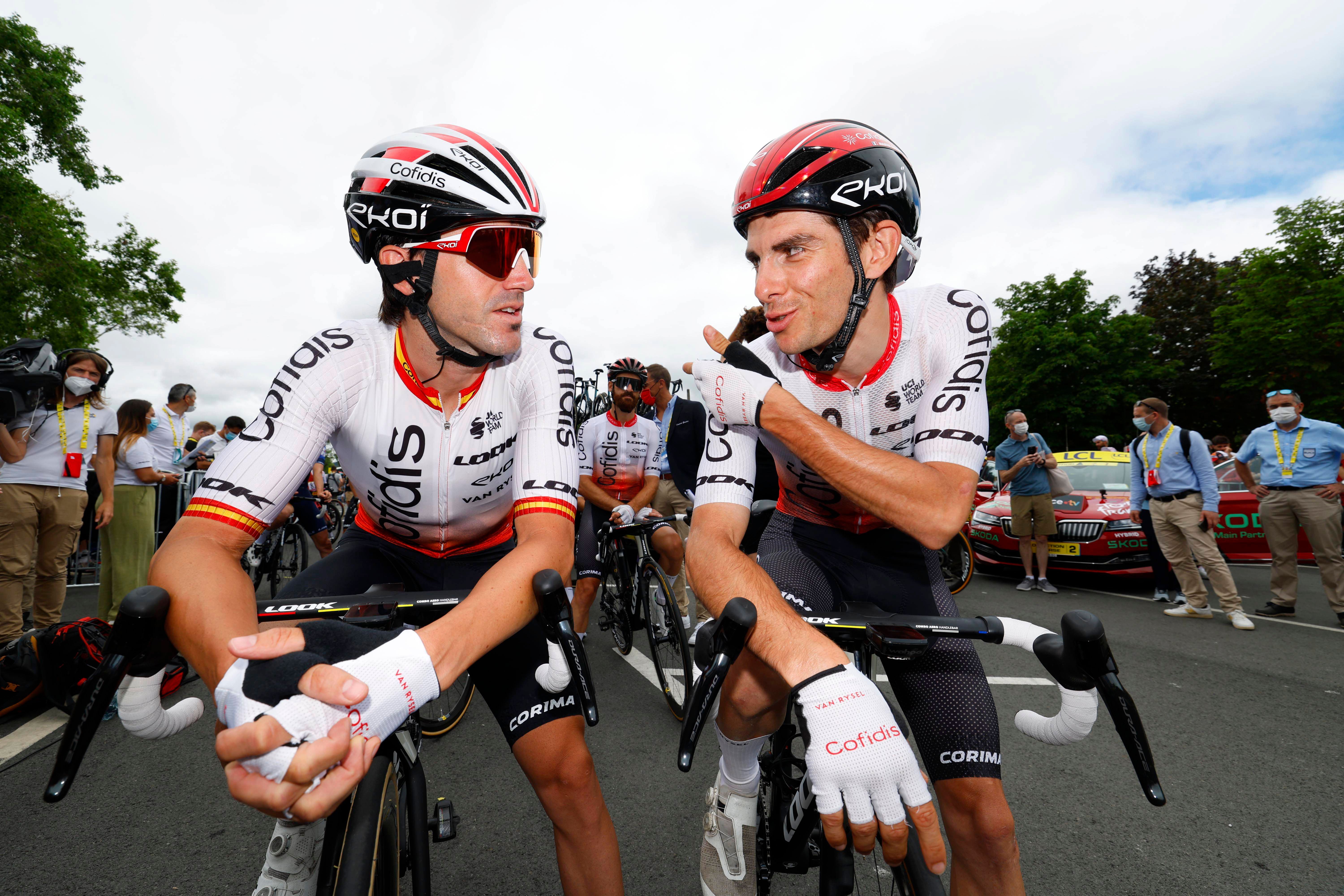 Ion Izagirre dialoga con un compañero en el Tour.