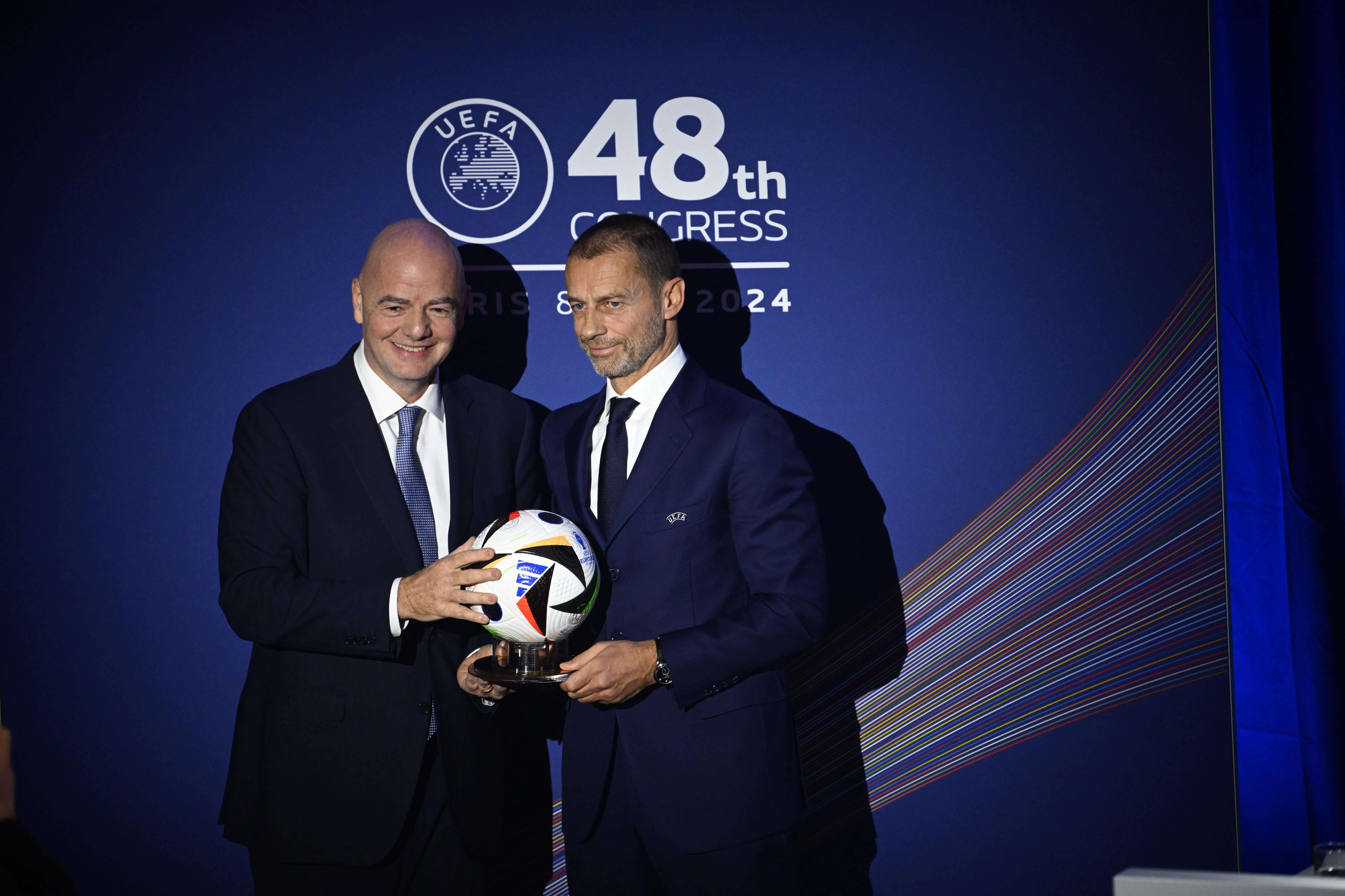 Gianni Infantino y Aleksander Ceferin posan en un Congreso de la UEFA.