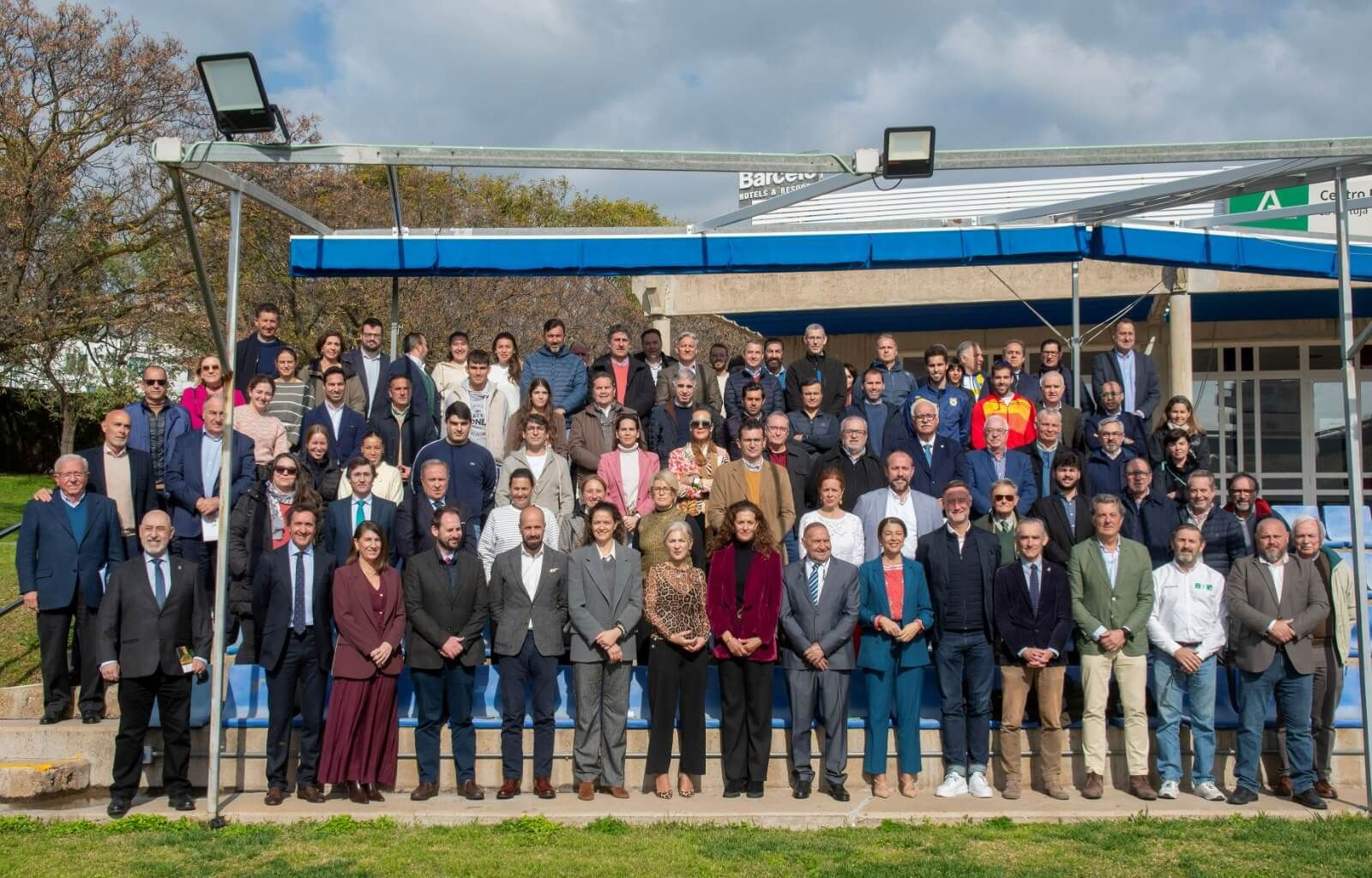 Foto de familia de los participantes en el acto.