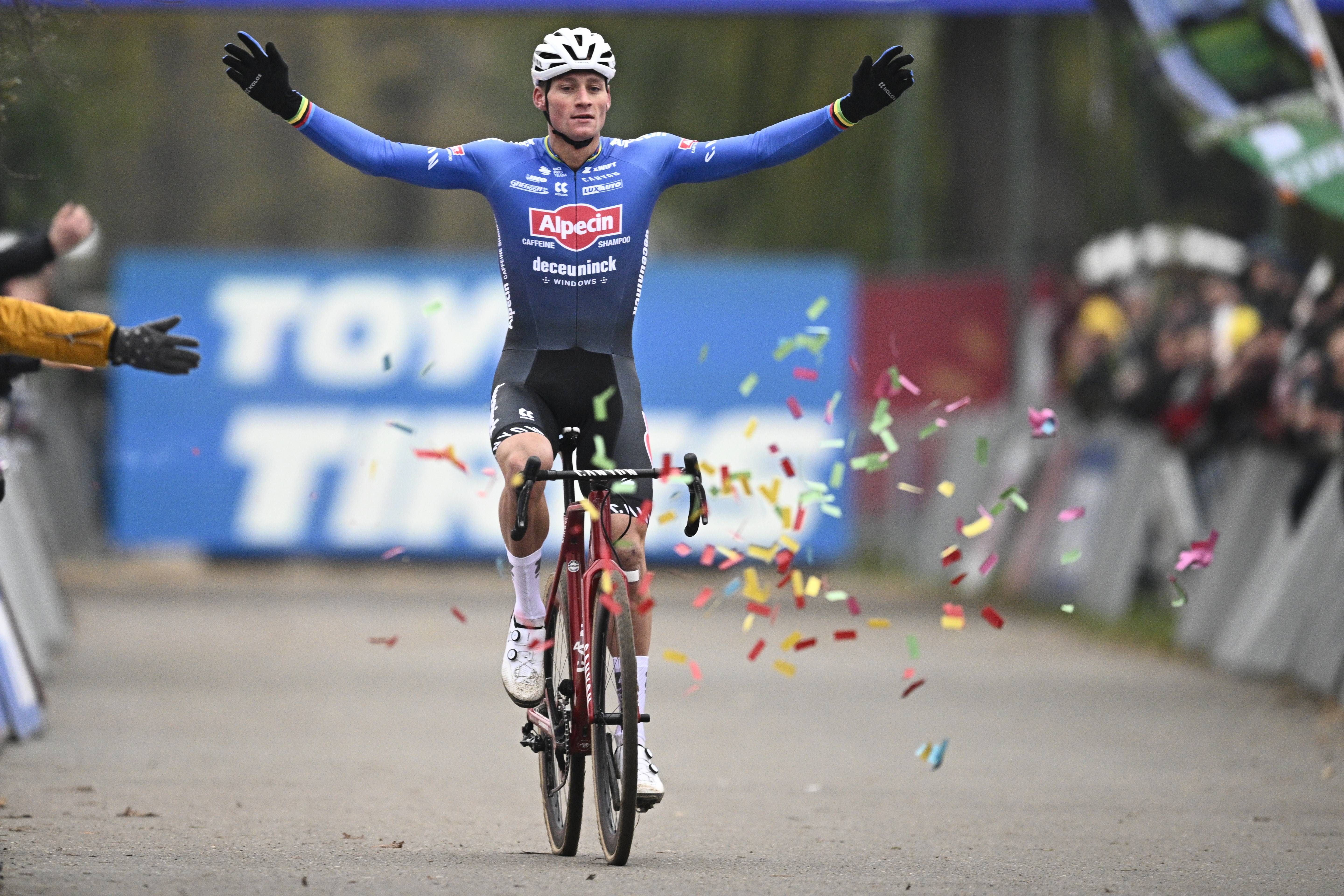 Mathieu Van der Poel gana en Amberes (Bélgica) en la Copa del Mundo.