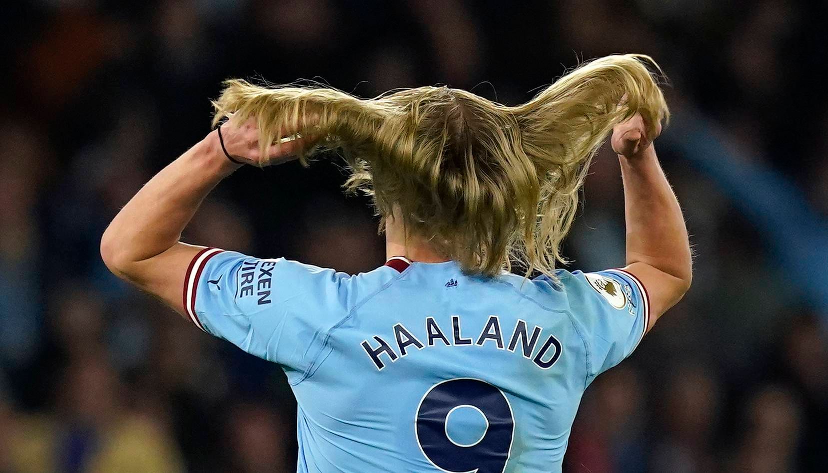 Haaland en uno de los partidos del City luciendo melena