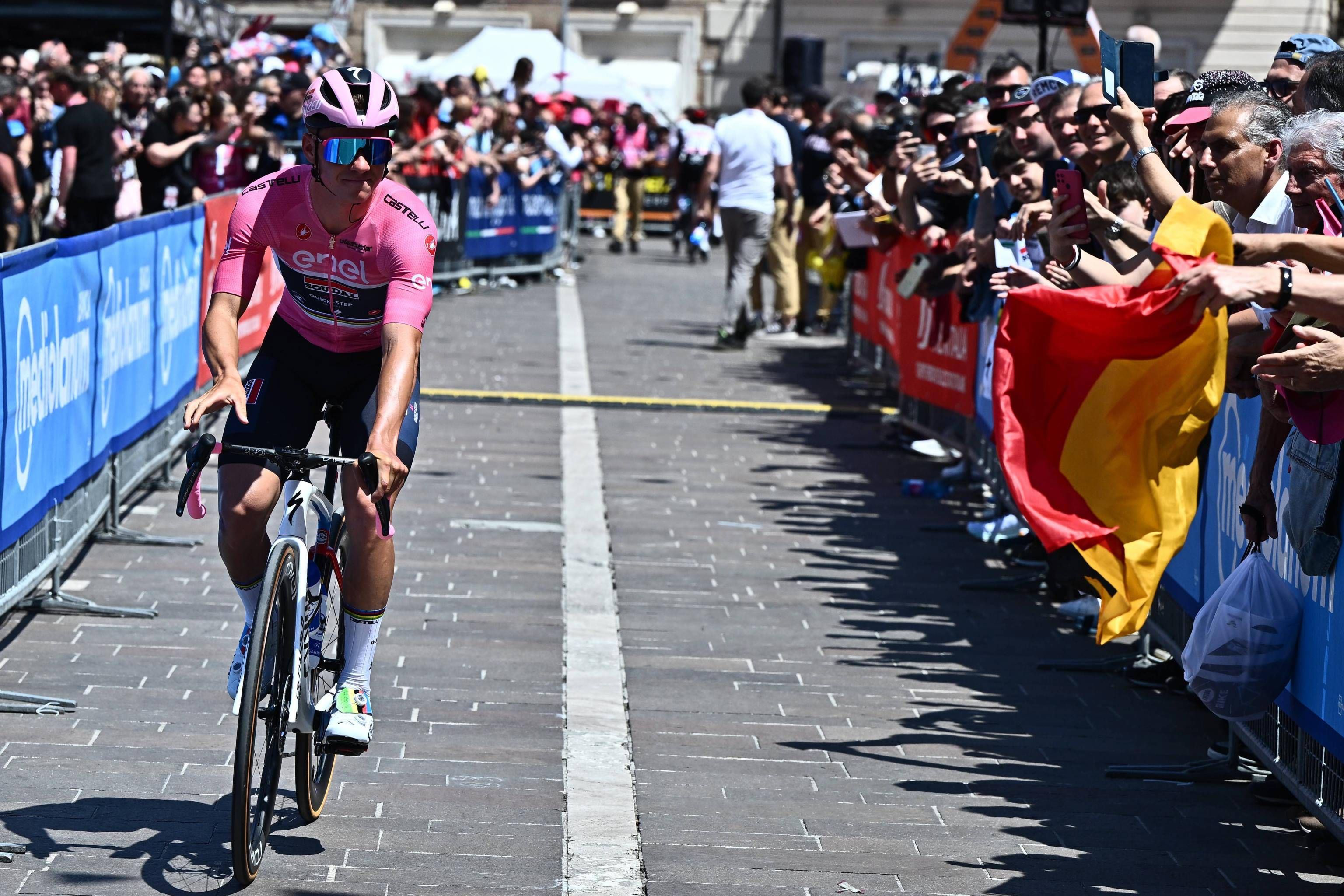  Evenepoel en la partida de salida de la etapa 2 del Giro de Italia 2023.