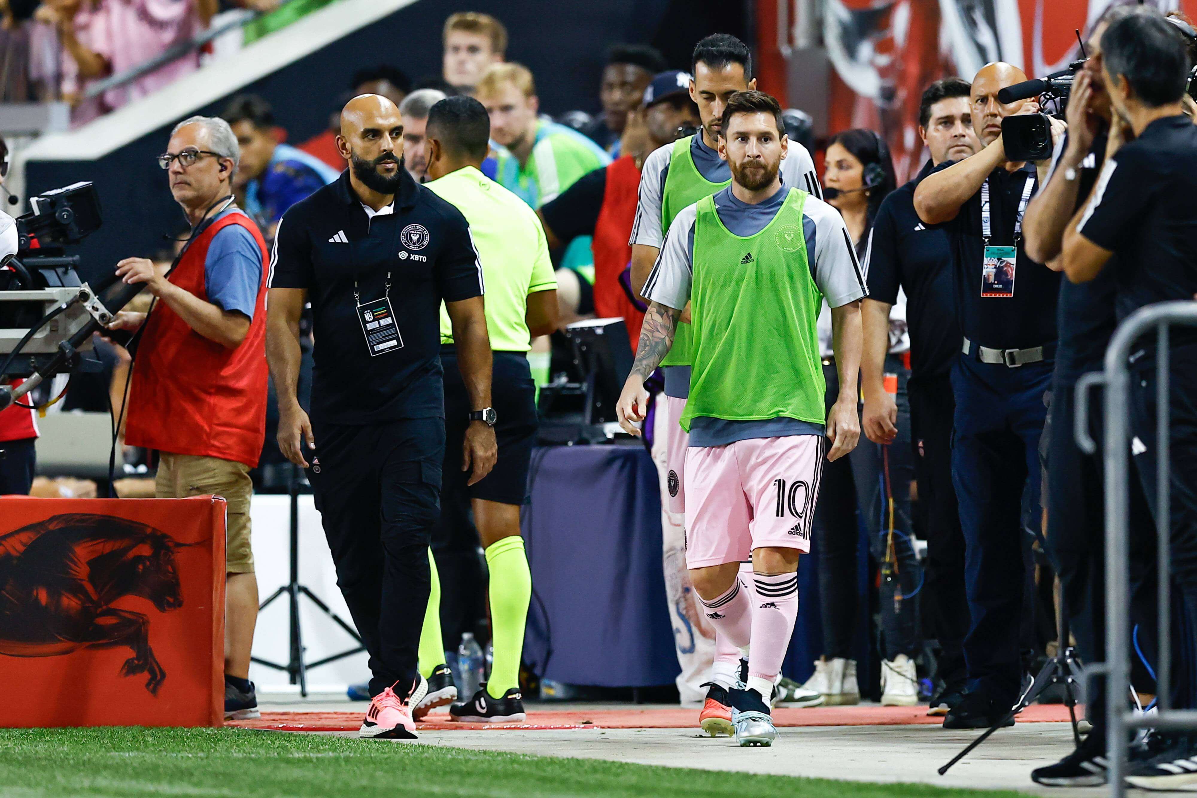  Yassine Cheuko junto a Leo Messi