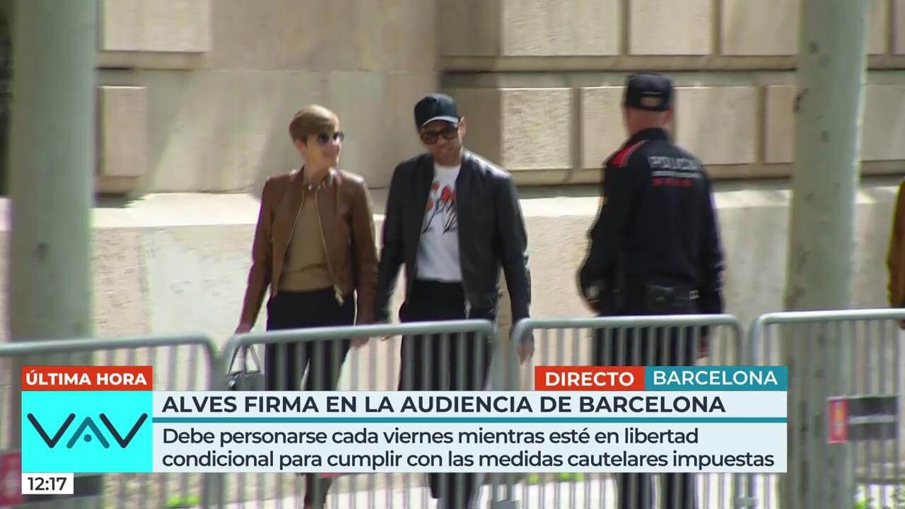  Dani Alves llega a la Audiencia de Barcelona protegido por vallas y Mossos d'Esquadra ('Vamos a ver')