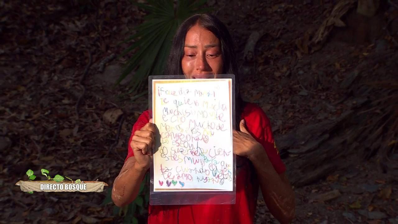  Aurah Ruiz enseñando la carta de su hijo por el Día de la Madre ('Supervivientes', Telecinco)