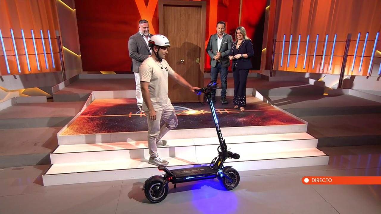  Ángel Gaitán, junto a un patinete eléctrico en el programa Horizonte.