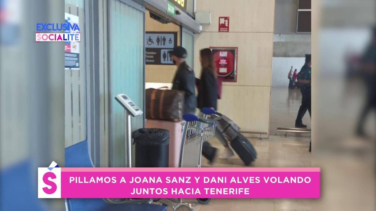 Dani Alves y Joana Sanz, cazados en el aeropuerto de Barcelona