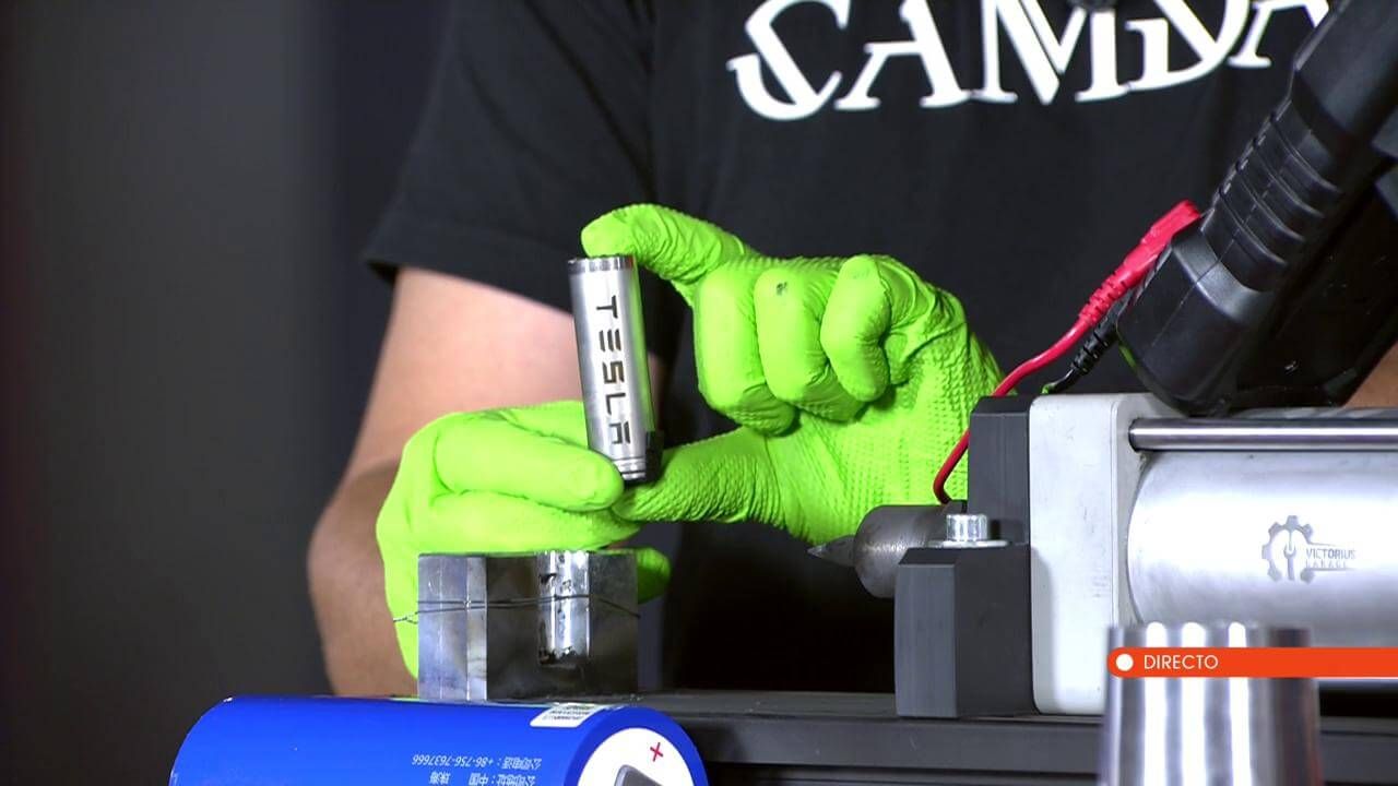 Ángel Gaitán muestra una pila Tesla.